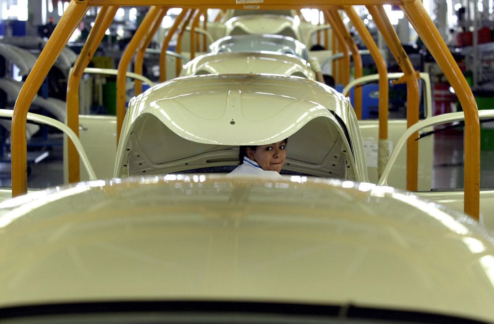 Worker assembling an &Uacute;ltima Edici&oacute;n Beetle on the Puebla line in 2003 during final Type 1 production