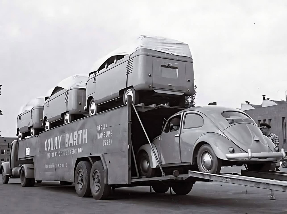 Barndoor buses and Oval being loaded for transport in early 1953