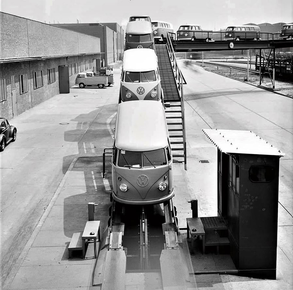 Driverless Transporters on automated exit ramp at Hannover factory